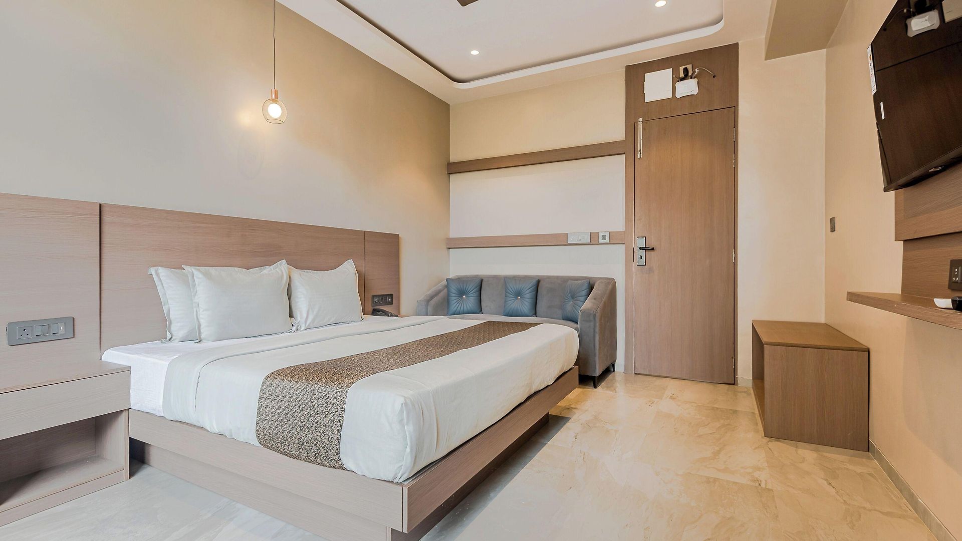 Hotel Aura - Near Malad Link Road