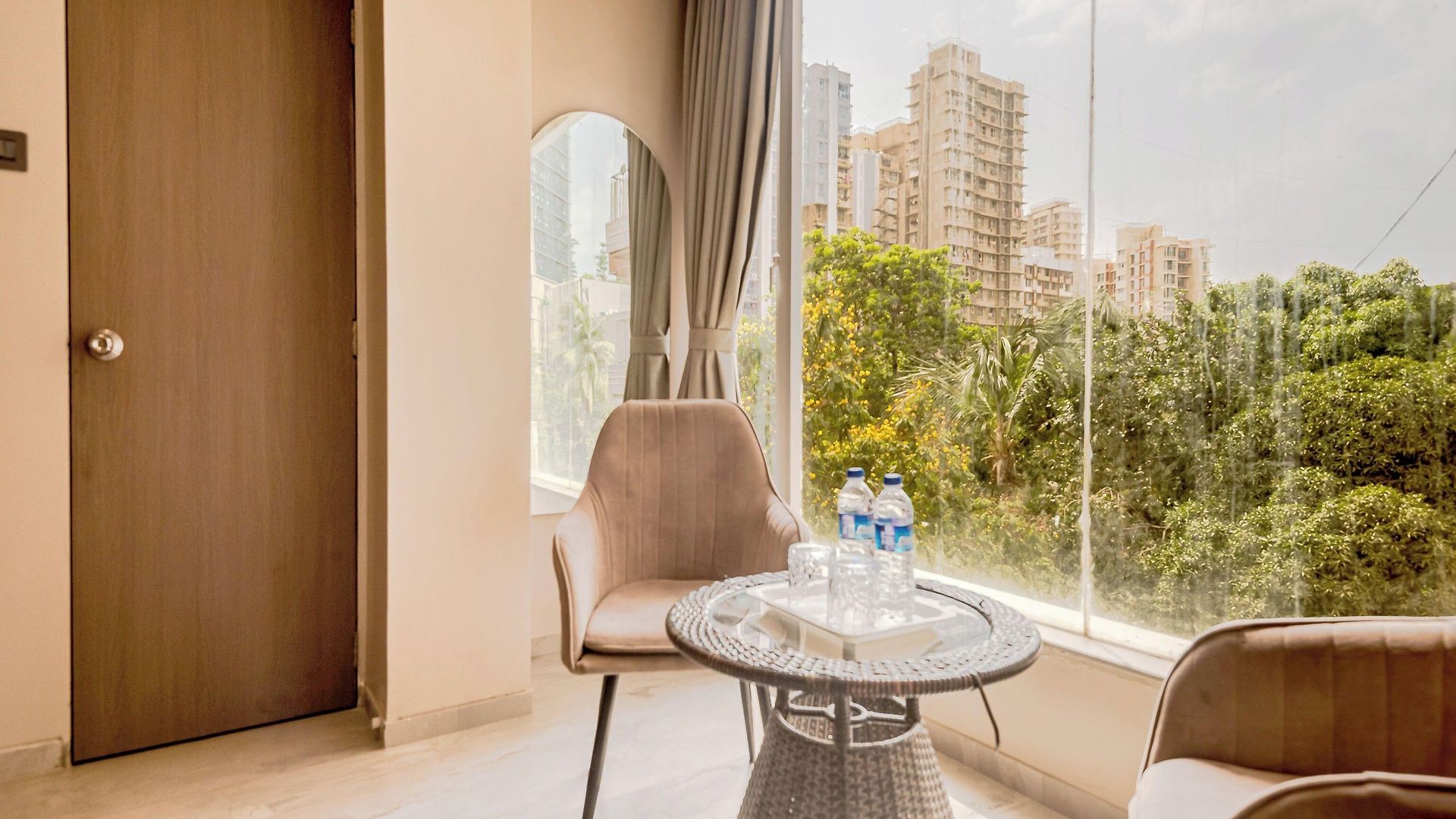 Aura - Near Malad Link Road Hotel