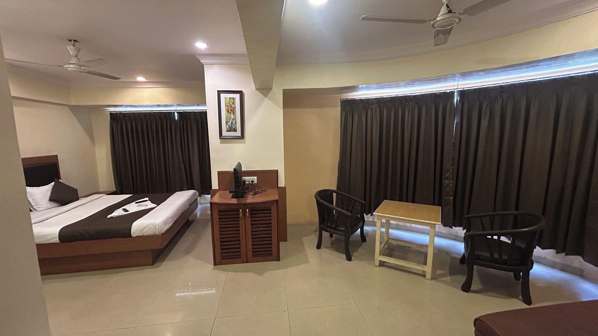 Hotel Lucky Near Nesco