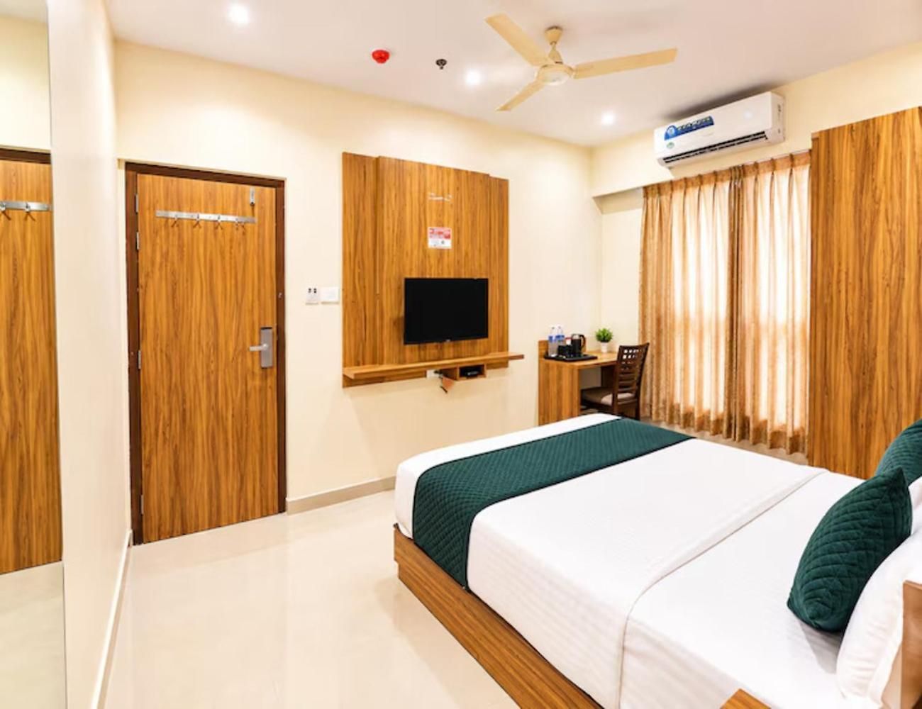 Hotel Bkc Garden - Near Jio Convention