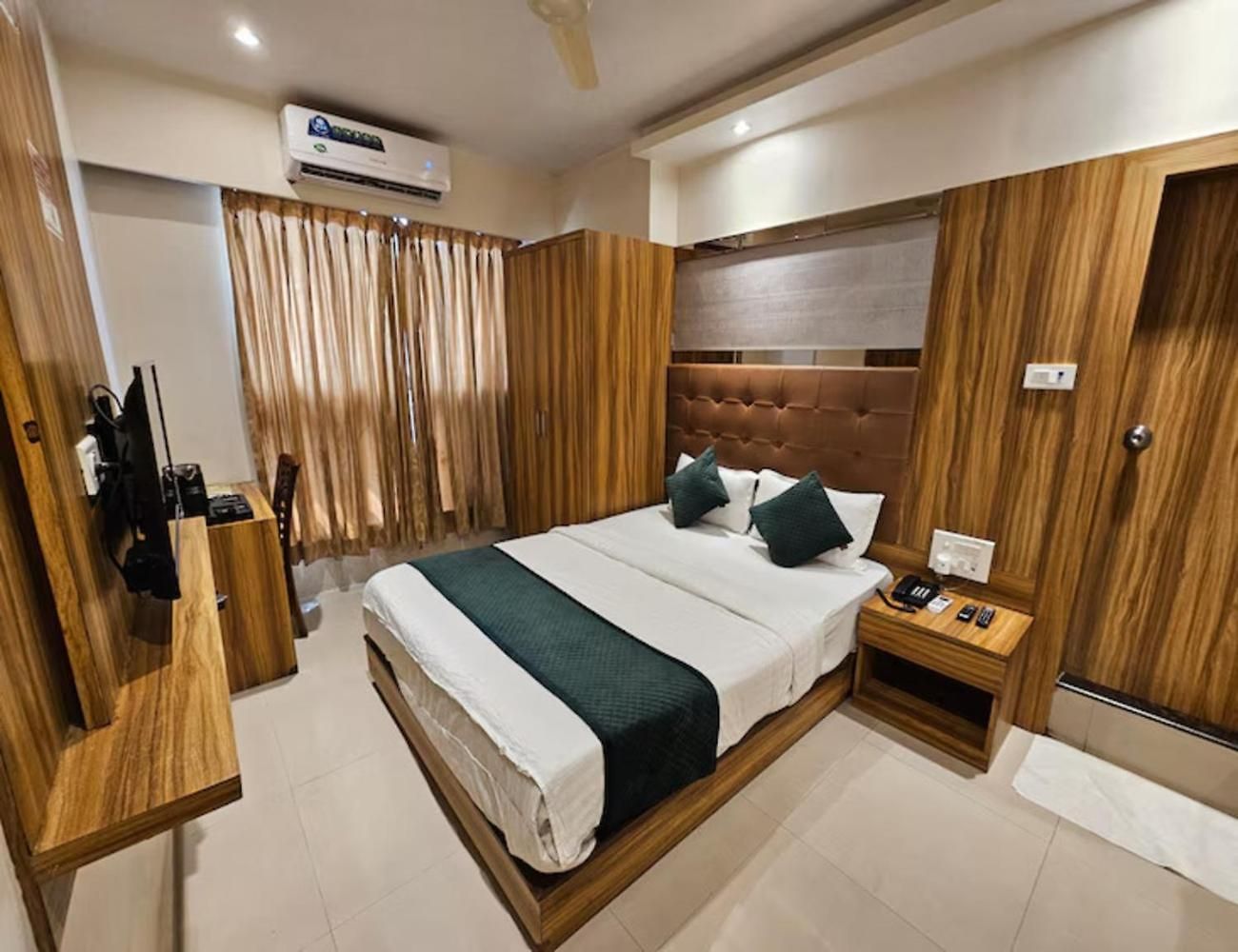 Hotel Bkc Garden - Near Jio Convention Hotel