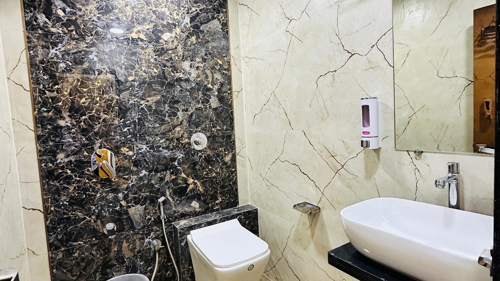 Bkc Gold View Near Bandra Kurla Complex 3*