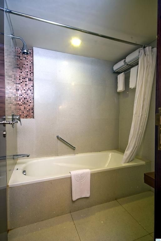 Hotel Peninsula Grand 4*