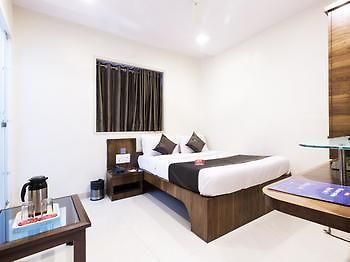 Causeway, Colaba Hotel