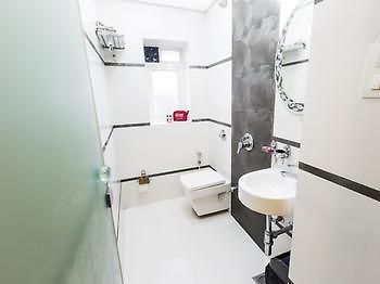 Causeway, Colaba Hotel *