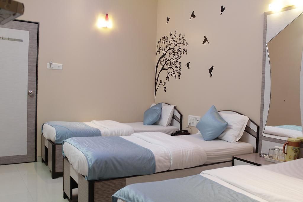 Broadway Colaba 2*