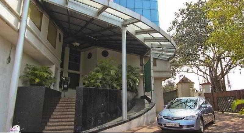 Hotel Fabhotel Savoy Airport