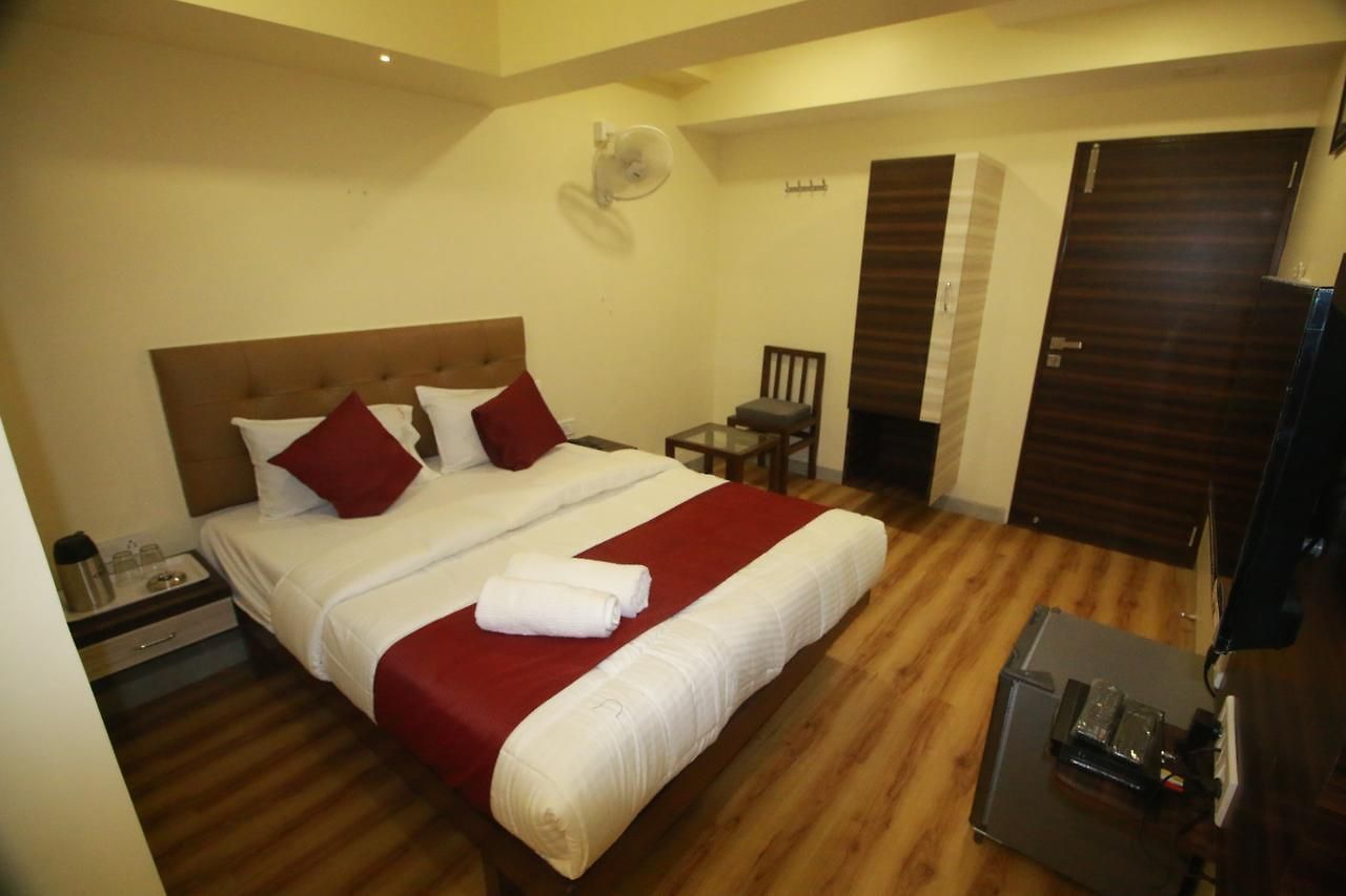 Hotel Alfa International Near Nanavati Hospital Near Airport Near Juhu 3*
