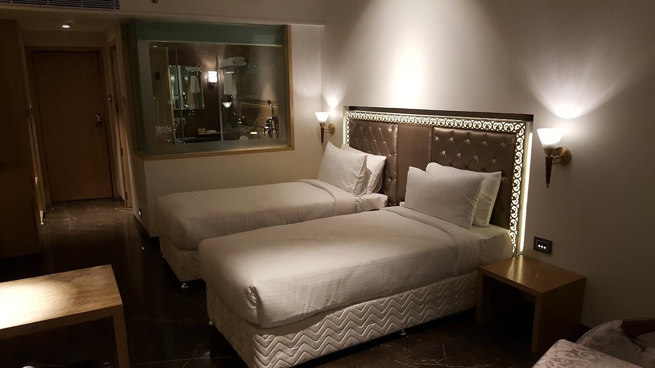 Hotel Peninsula Redpine Mumbai