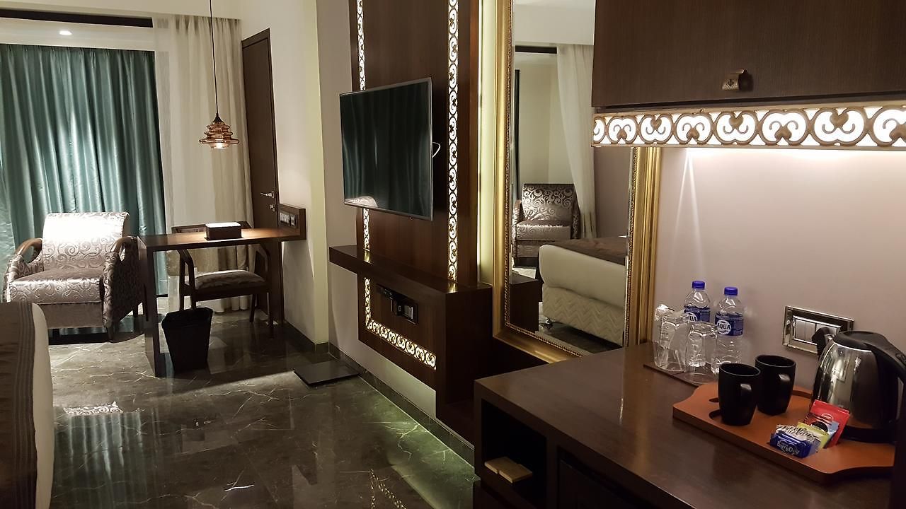 Peninsula Redpine Hotel Mumbai