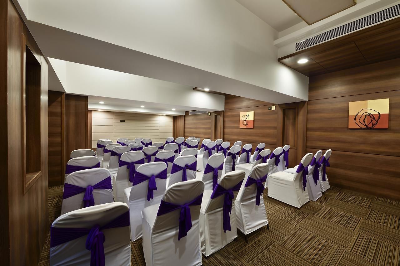 Leafio Marigold-near Airport Hotel