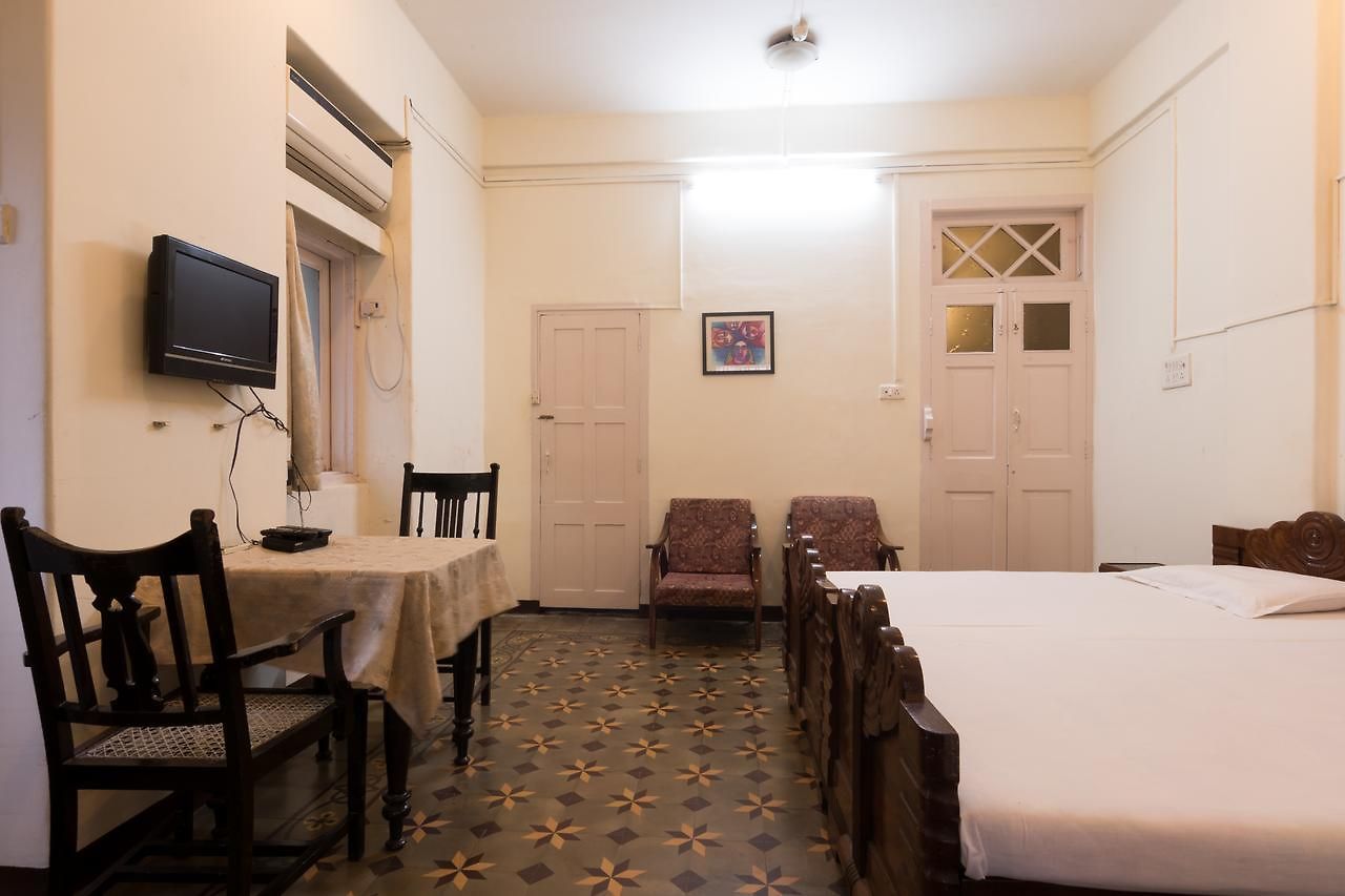 Bed & Breakfast At Colaba 4*