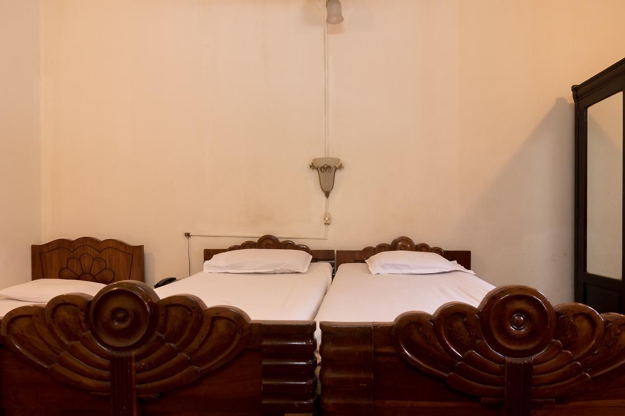 Bed & Breakfast At Colaba 4*
