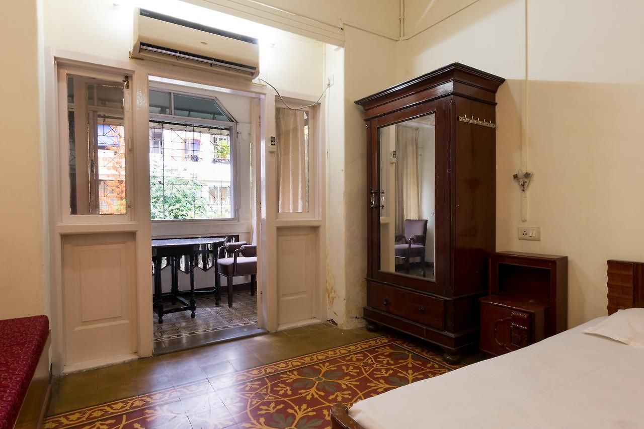 Bed & Breakfast At Colaba 4*