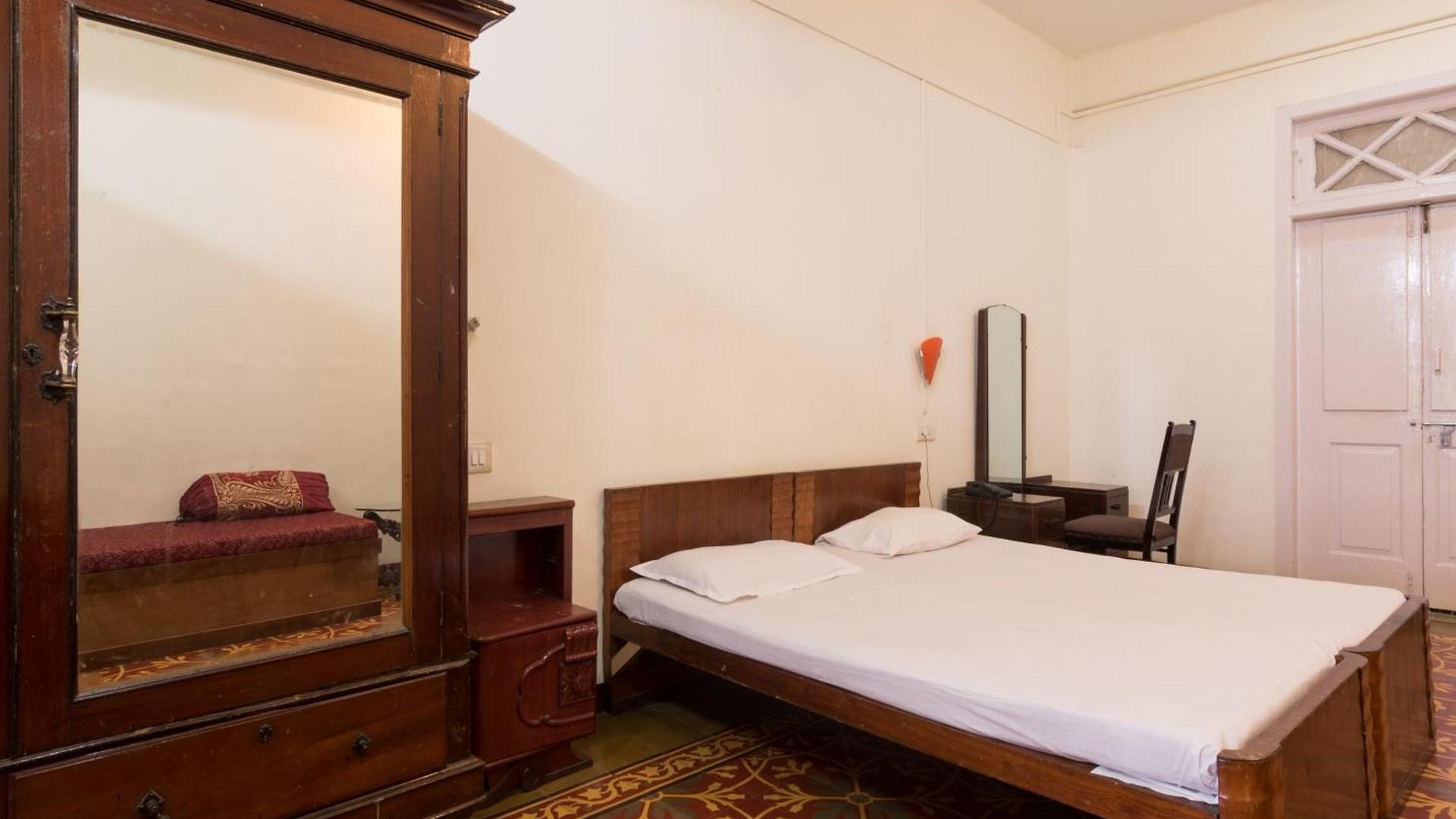 Bed & Breakfast At Colaba 4*