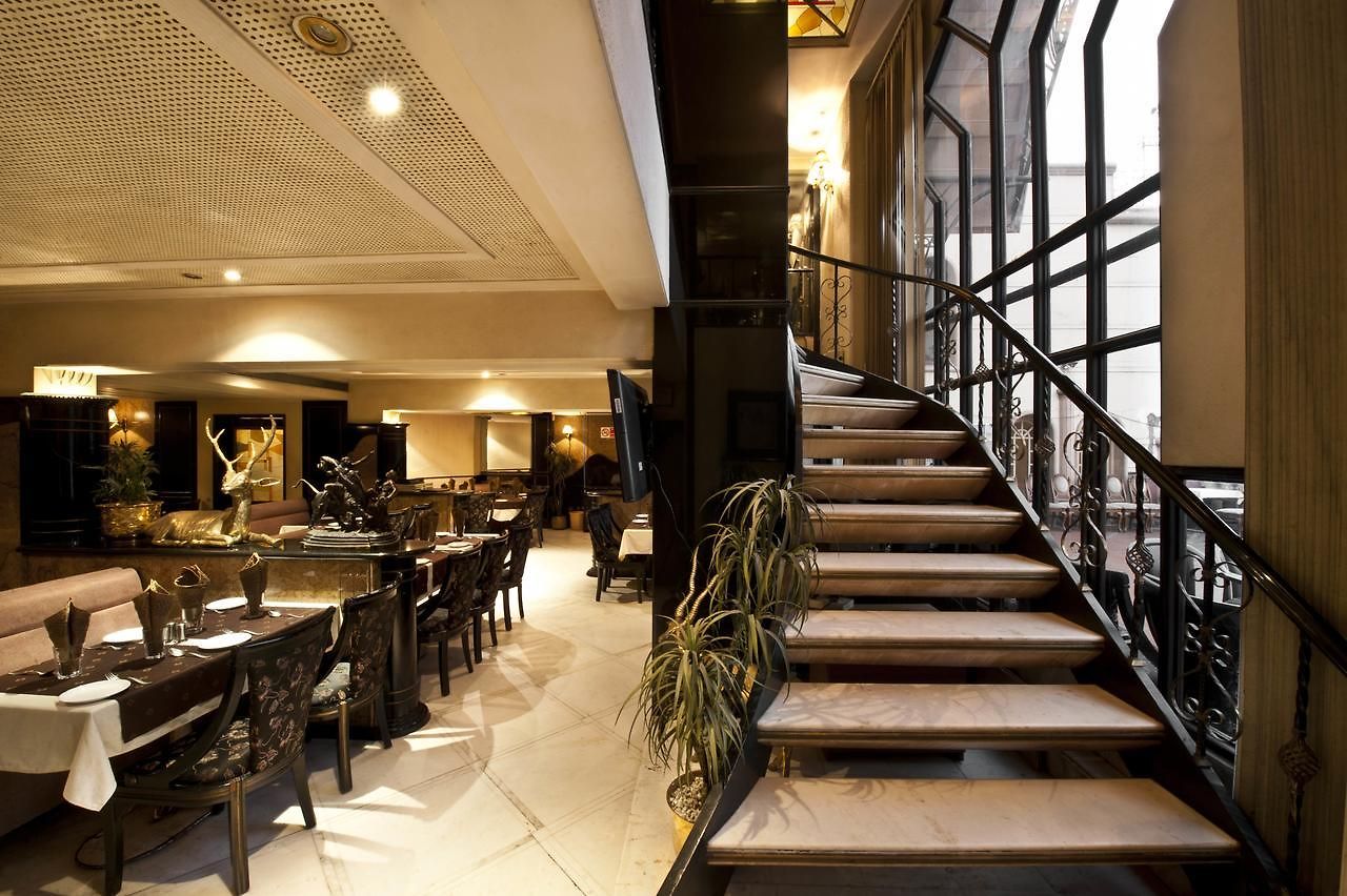 Rajhans Hotel
