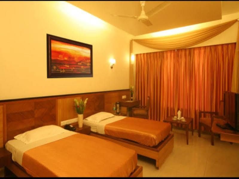 Dhiraj Hotel 3*