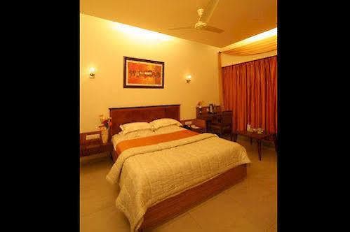 Dhiraj Hotel