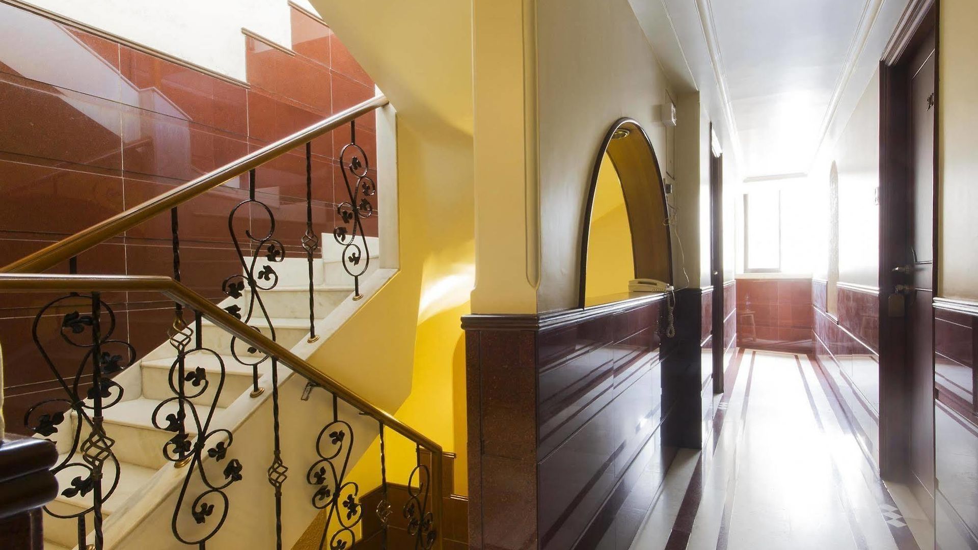 Hotel Ashray International, Sion - Near Bkc