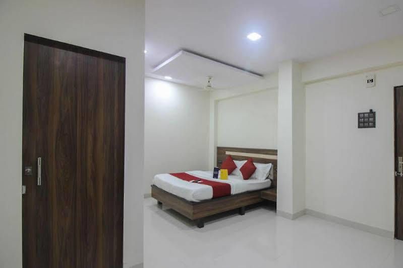 Hotel Oyo 23656 Parimeet Mumbai