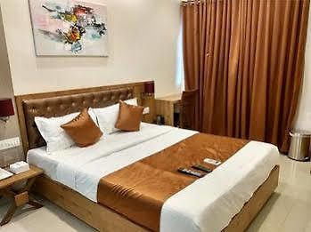 Hotel Grandeur-near International Airport 3*