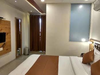 Grandeur-near International Airport Hotel 3*