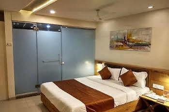 Hotel Grandeur-near International Airport 3*