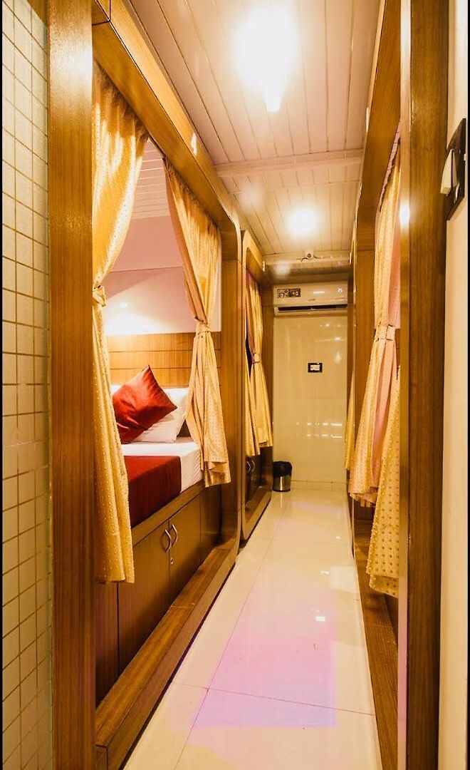 Qubestay Airport Capsule & 3* Mumbai
