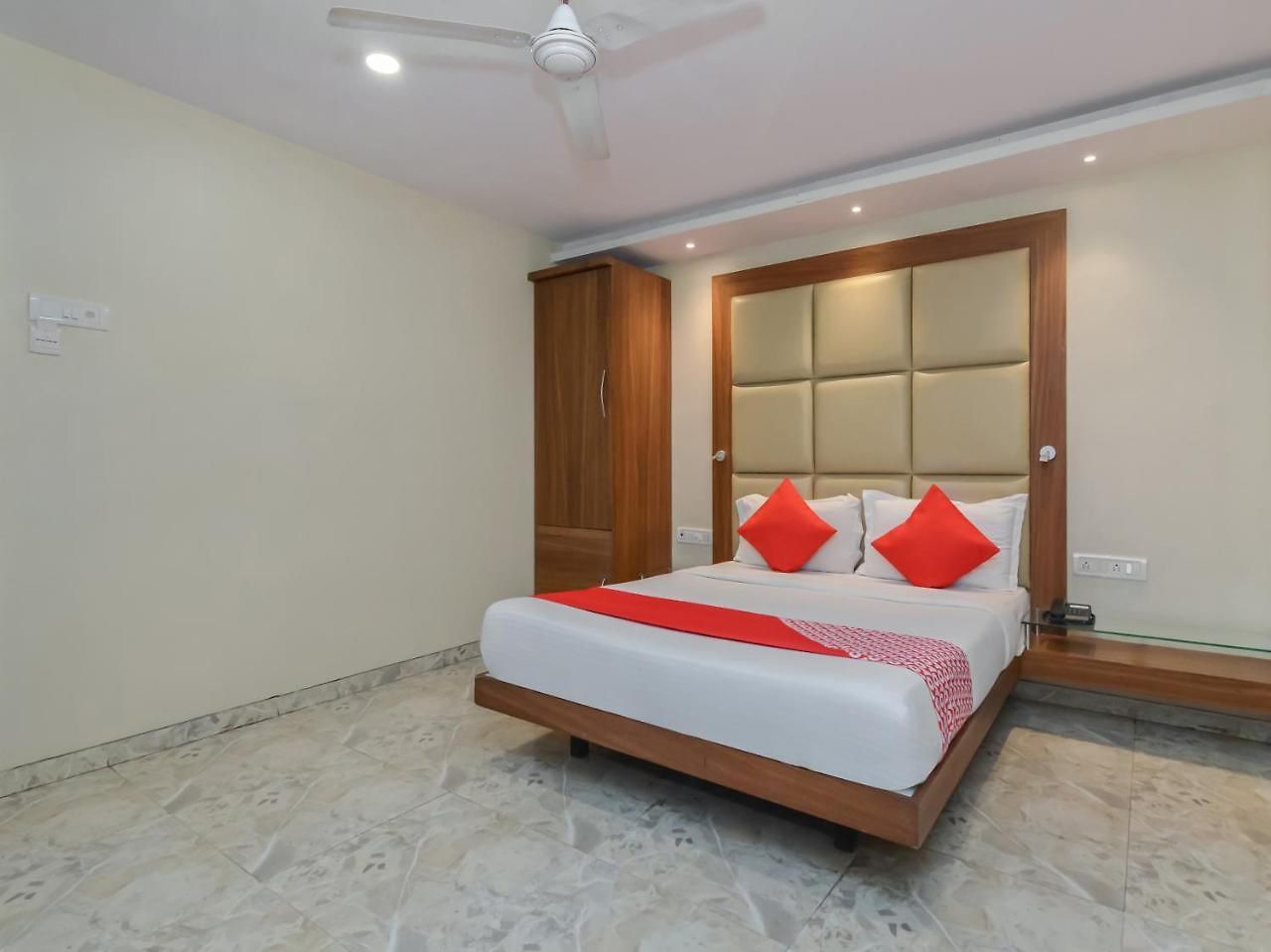 Oyo 8872 Address Hotel
