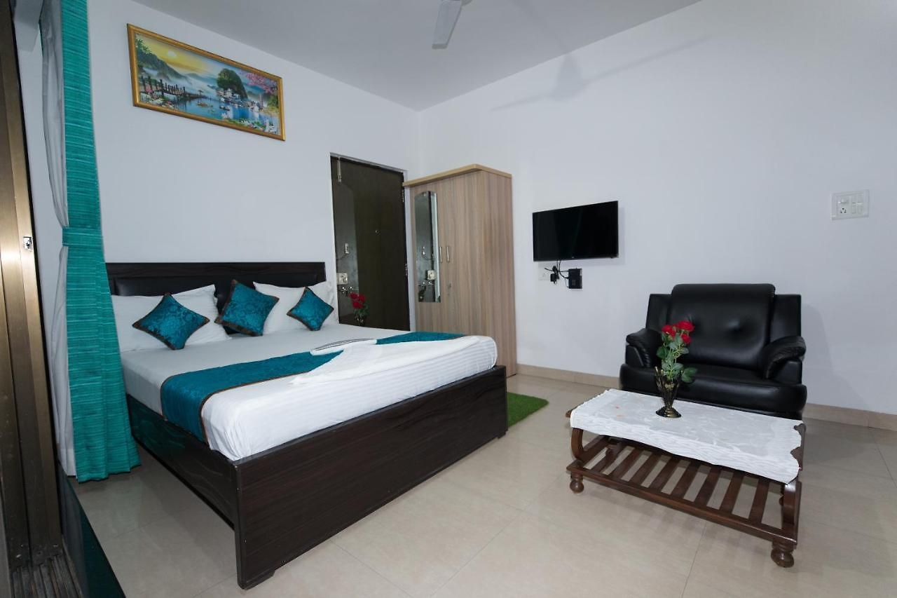 Bed & Breakfast Aristo Room, - Near Kokilaben Dhirubai Ambani Hospital For Family Only,