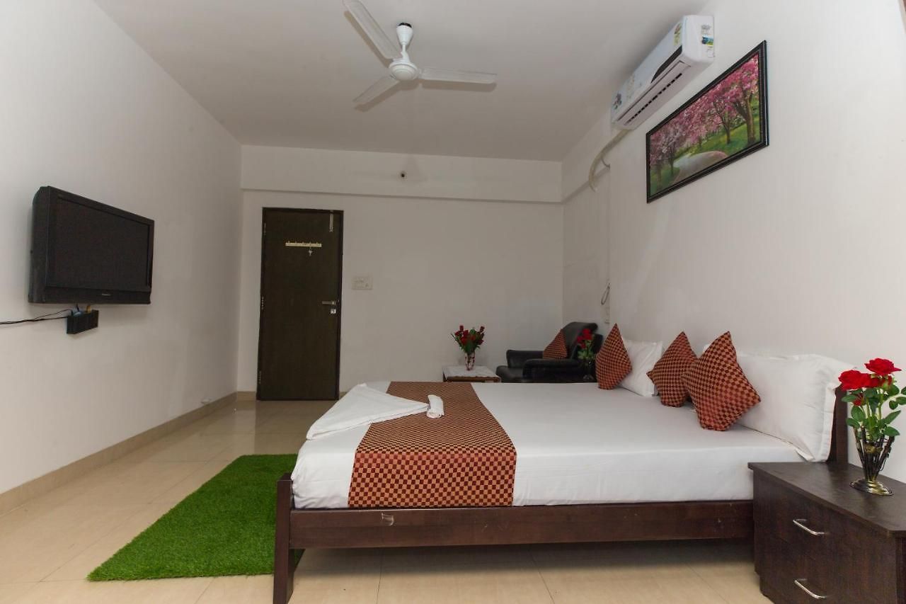 Aristo Room, - Near Kokilaben Dhirubai Ambani Hospital For Family Only, 3*