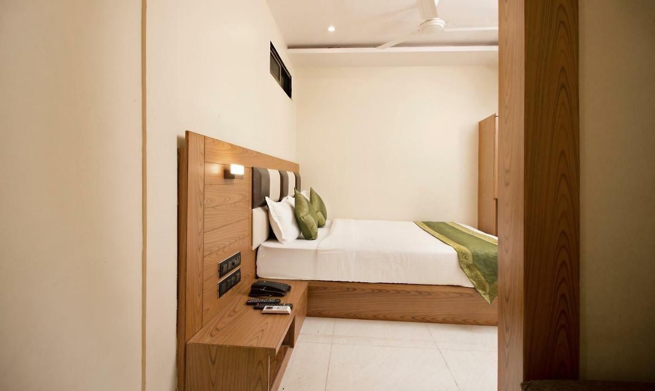 Hotel Residency Park Near Masjid Rly Station South Mumbai