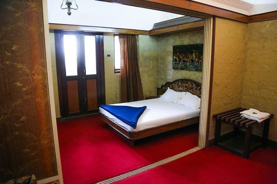 Happy Hotel
