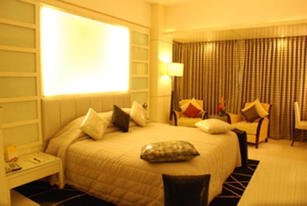 Hotel Peninsula Grand 4*