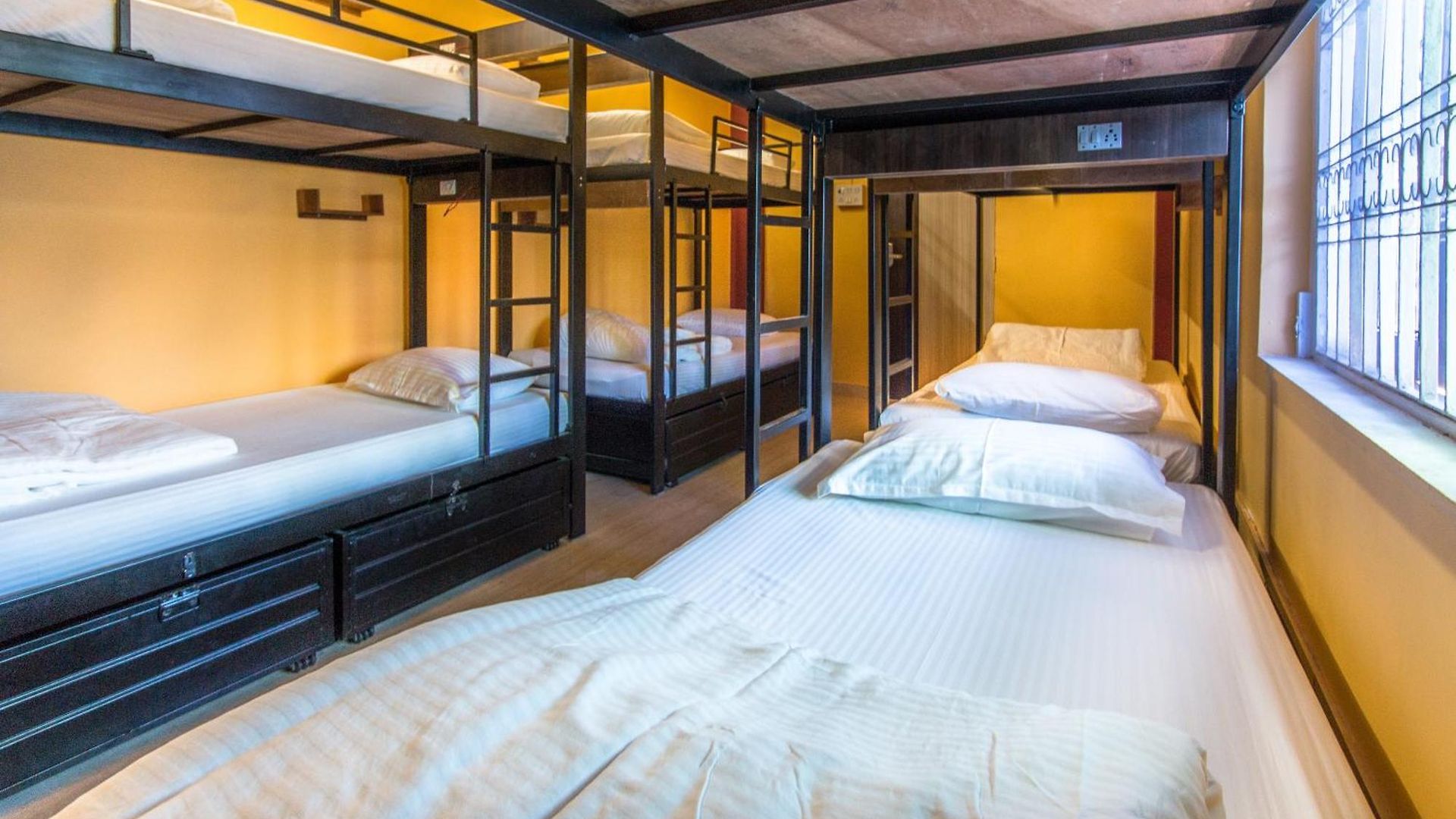 Backpackers Villa Mumbai Hostel