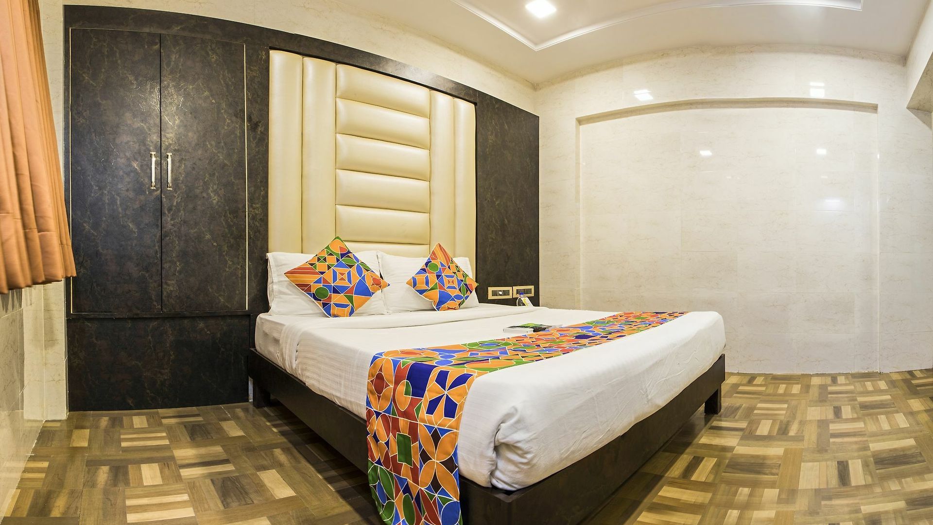 Vaccinated Staff - Oyo 22055 Dadar Residency Hotel