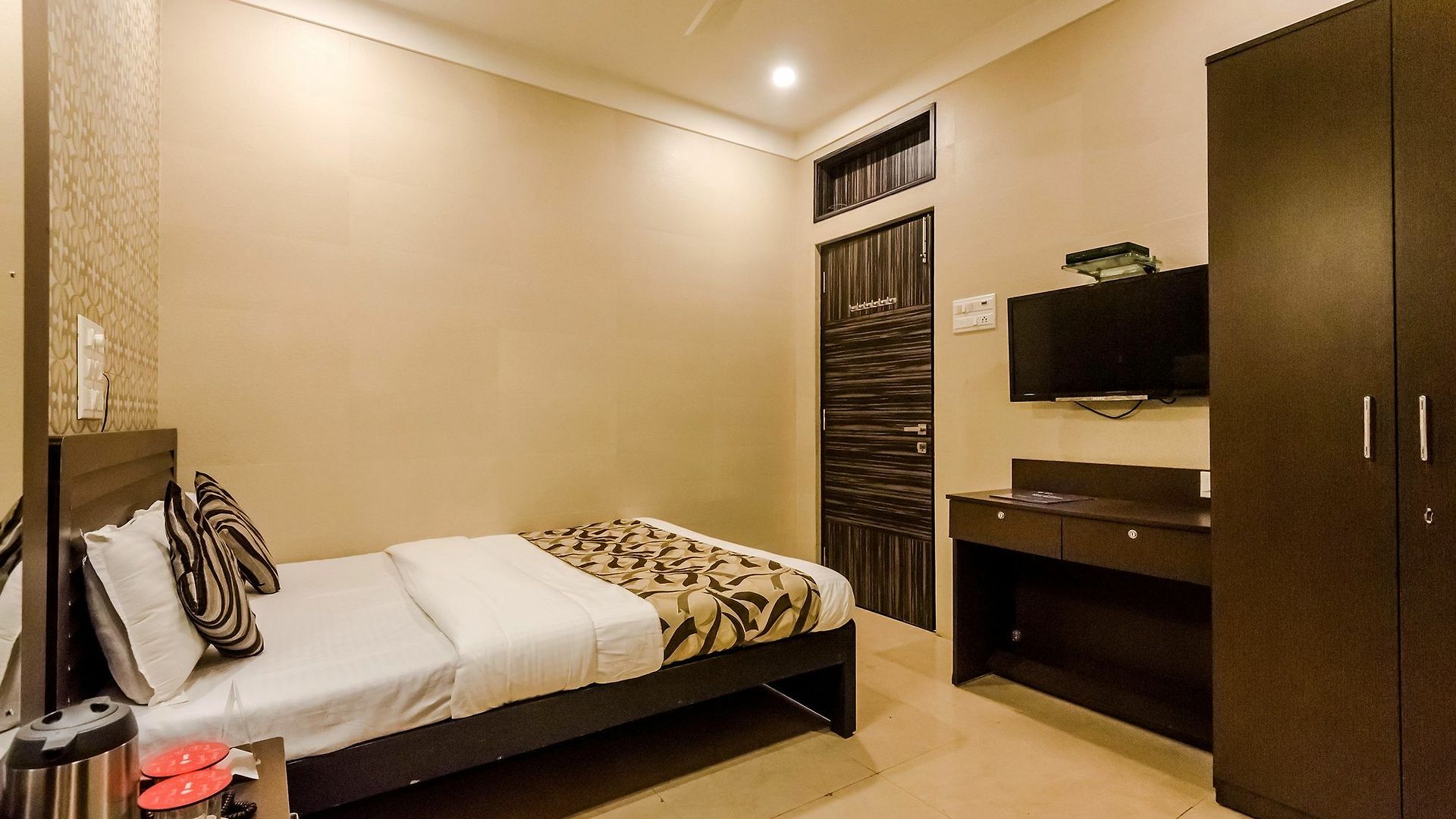 Oyo 6371 Abrol Mumbai
