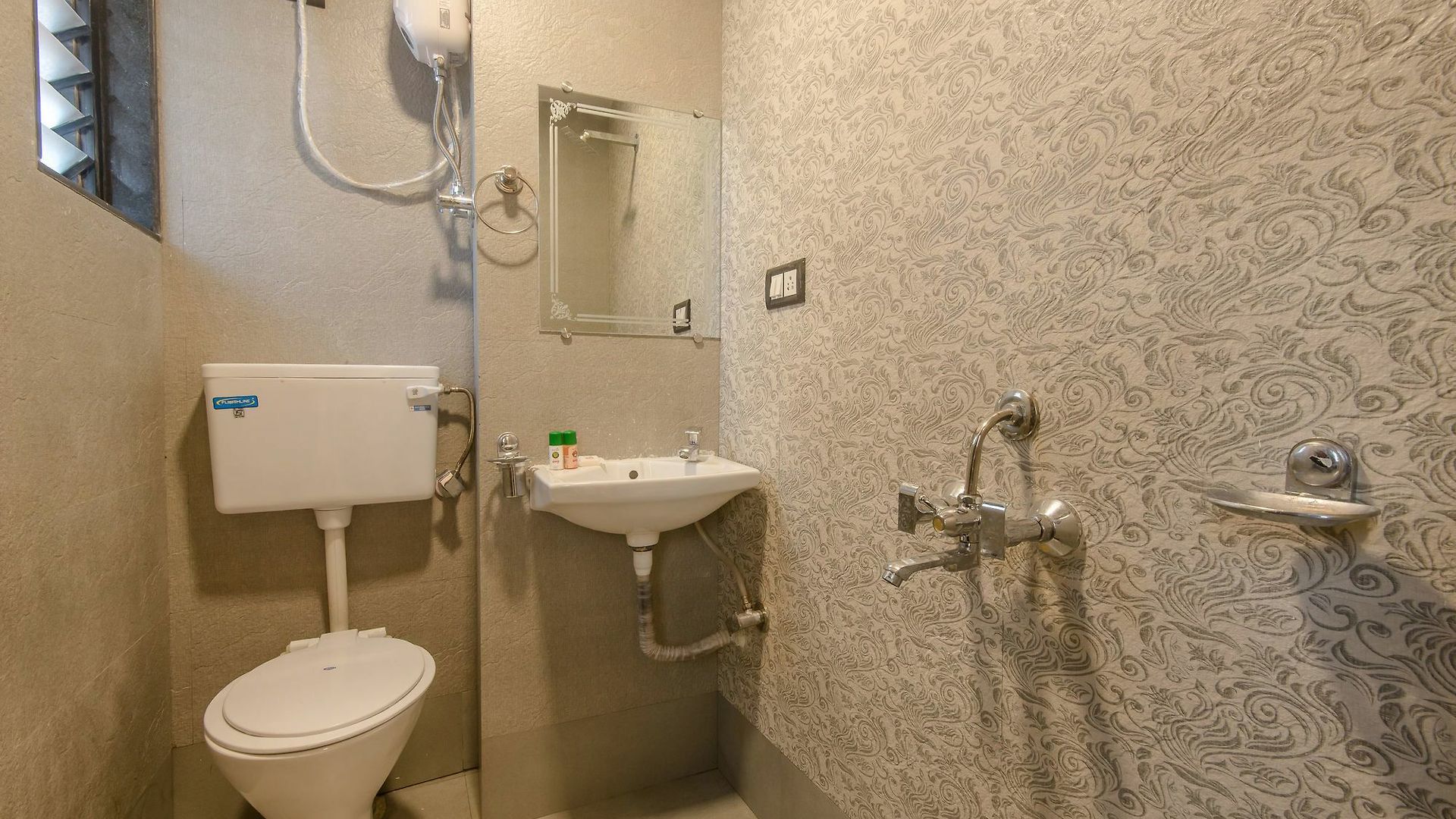 Oyo 9748 Girgaon Palace Hotel Mumbai