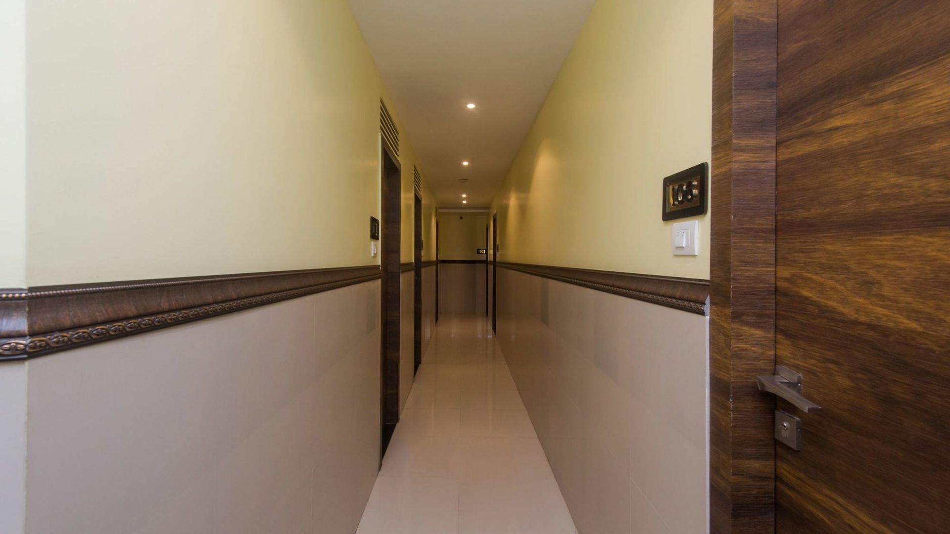 Hotel Oyo 9187 Adlon International