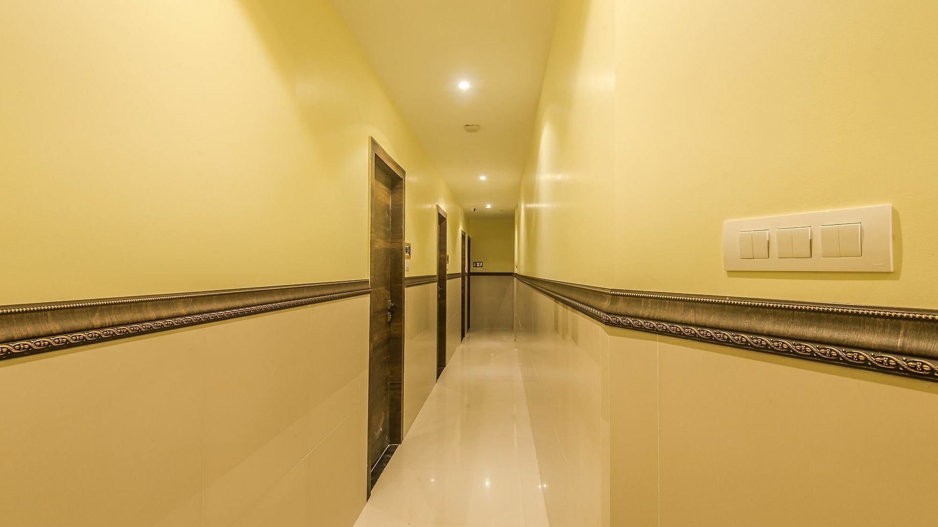 Hotel Oyo 9187 Adlon International