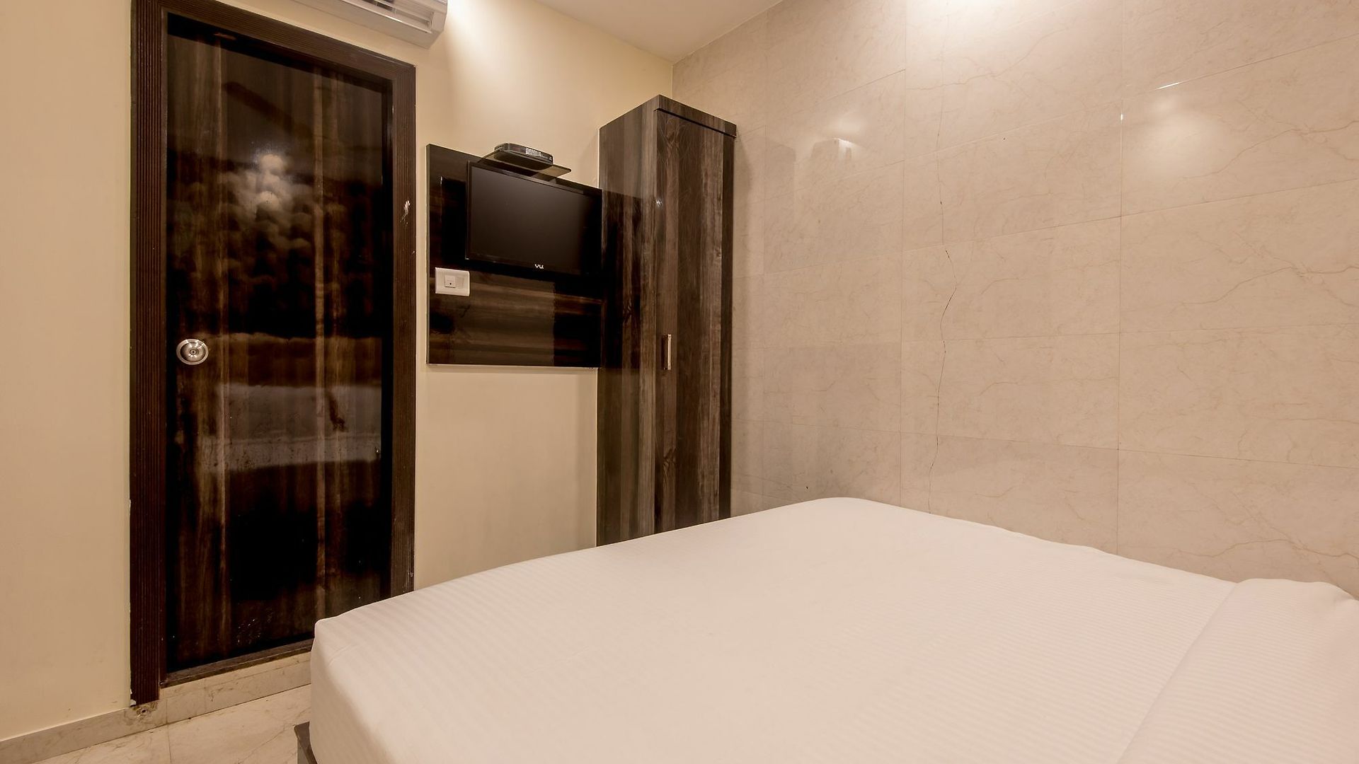 Hotel Palace Residency Near Lokmanya Tilak Terminus