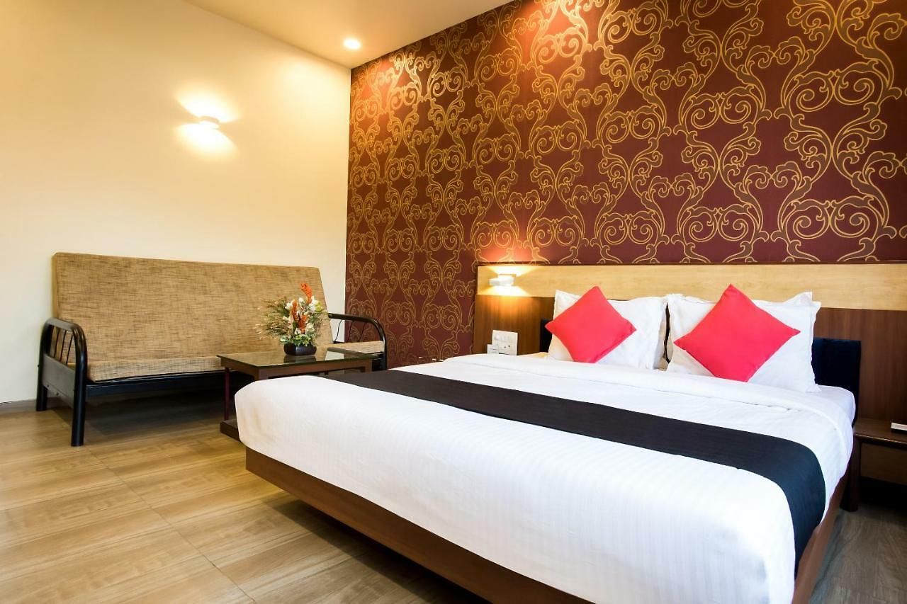 Capital O 36119 Royal Garden & Lawns Hotel 3*