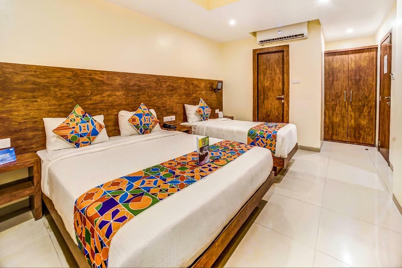Hotel Oyo 9187 Adlon International 3*