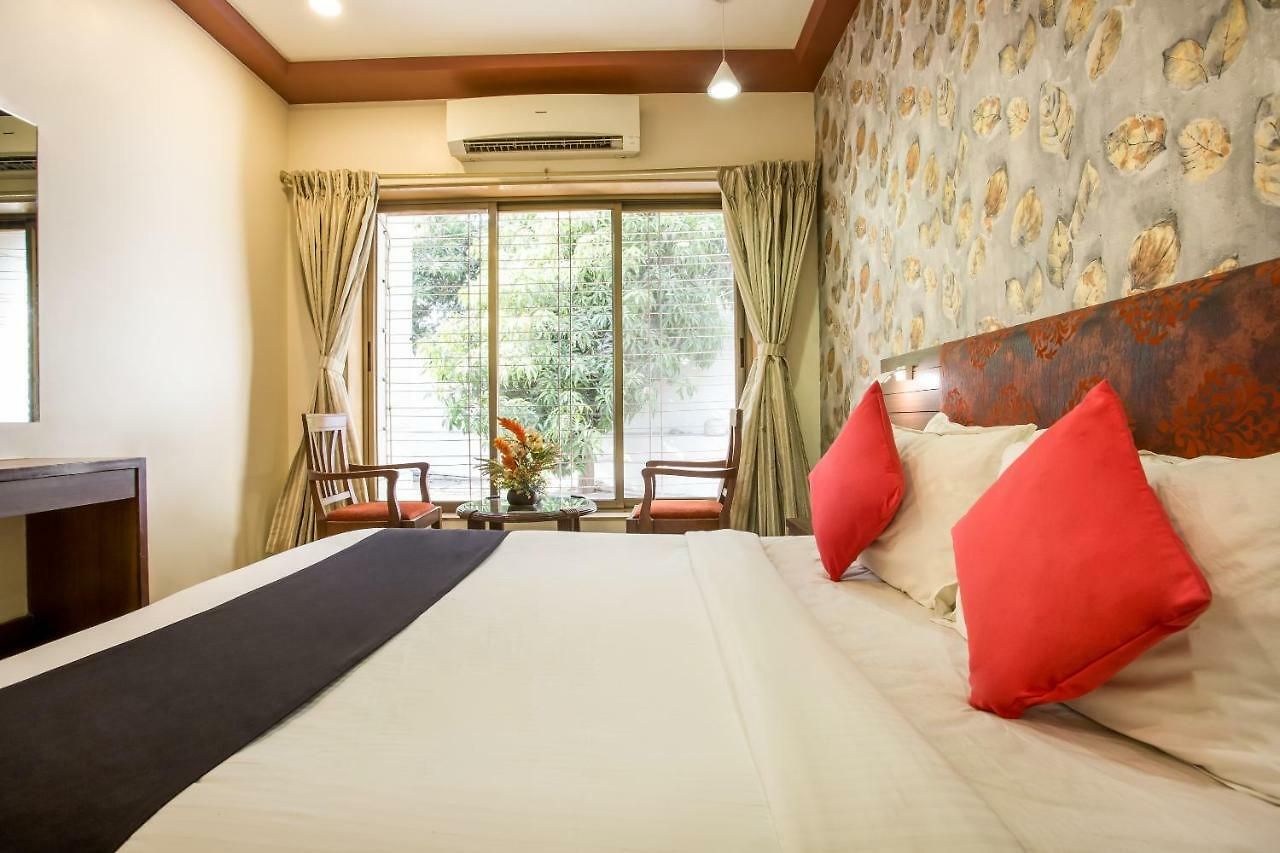 Hotel Capital O 36119 Royal Garden & Lawns 3*