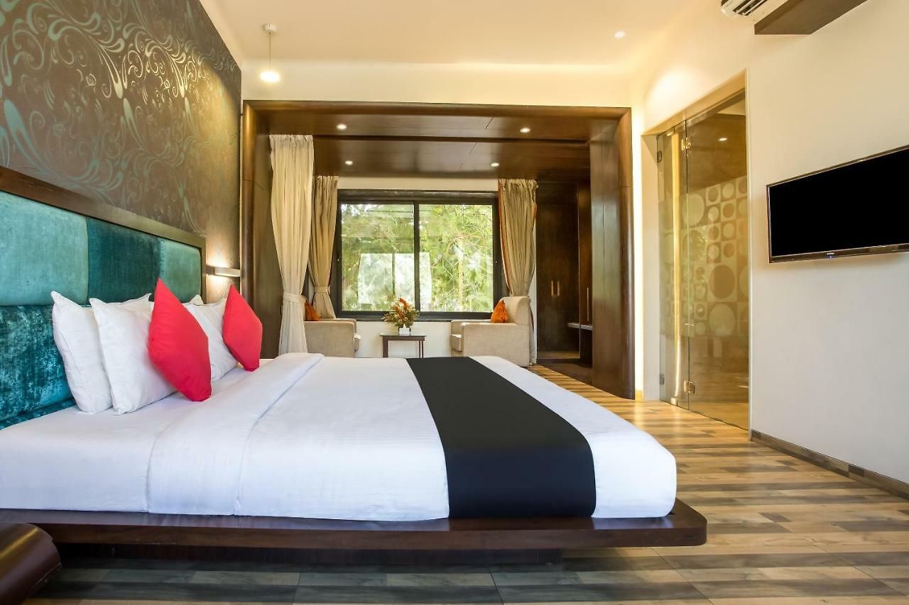 Hotel Capital O 36119 Royal Garden & Lawns 3*