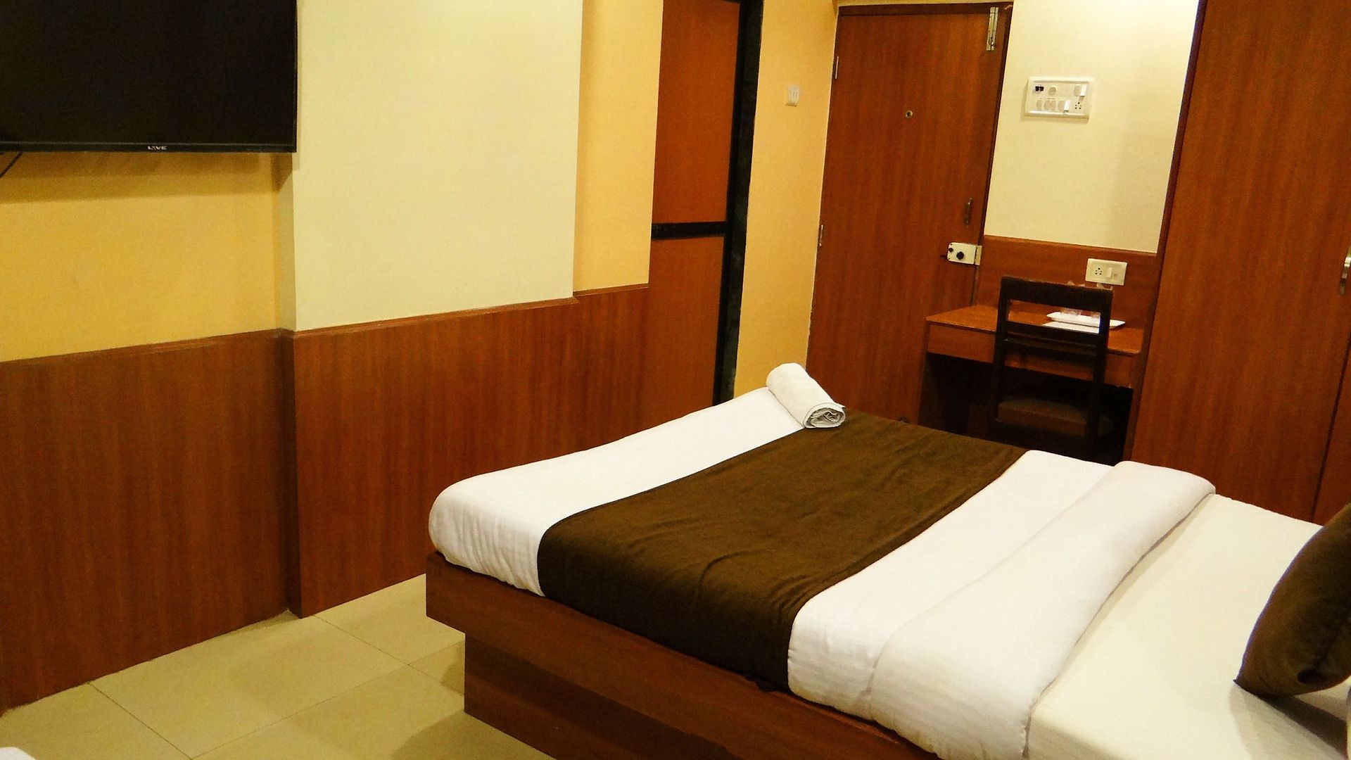 Hotel Lucky Near Nesco Mumbai