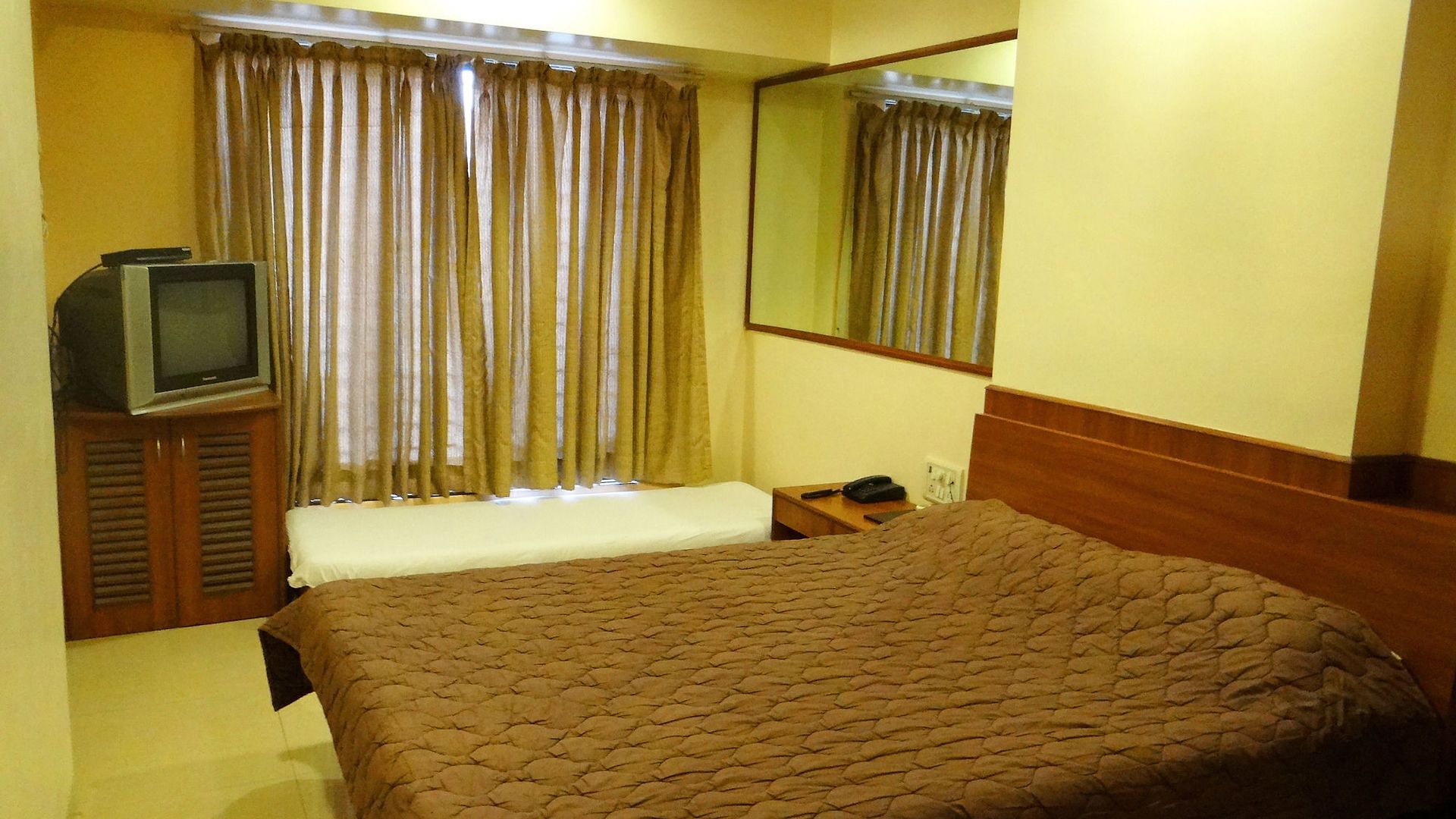 Hotel Lucky Near Nesco
