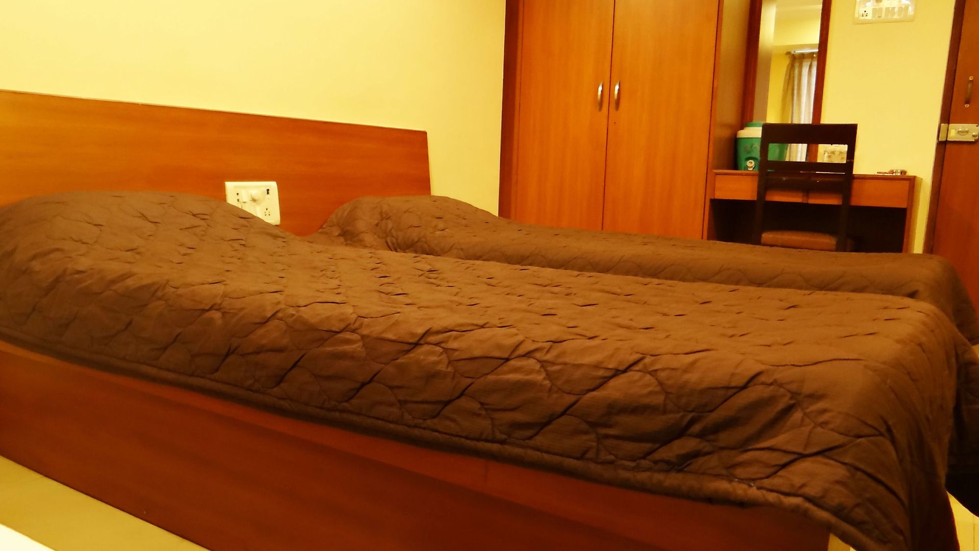 Hotel Lucky Near Nesco Hotel Mumbai