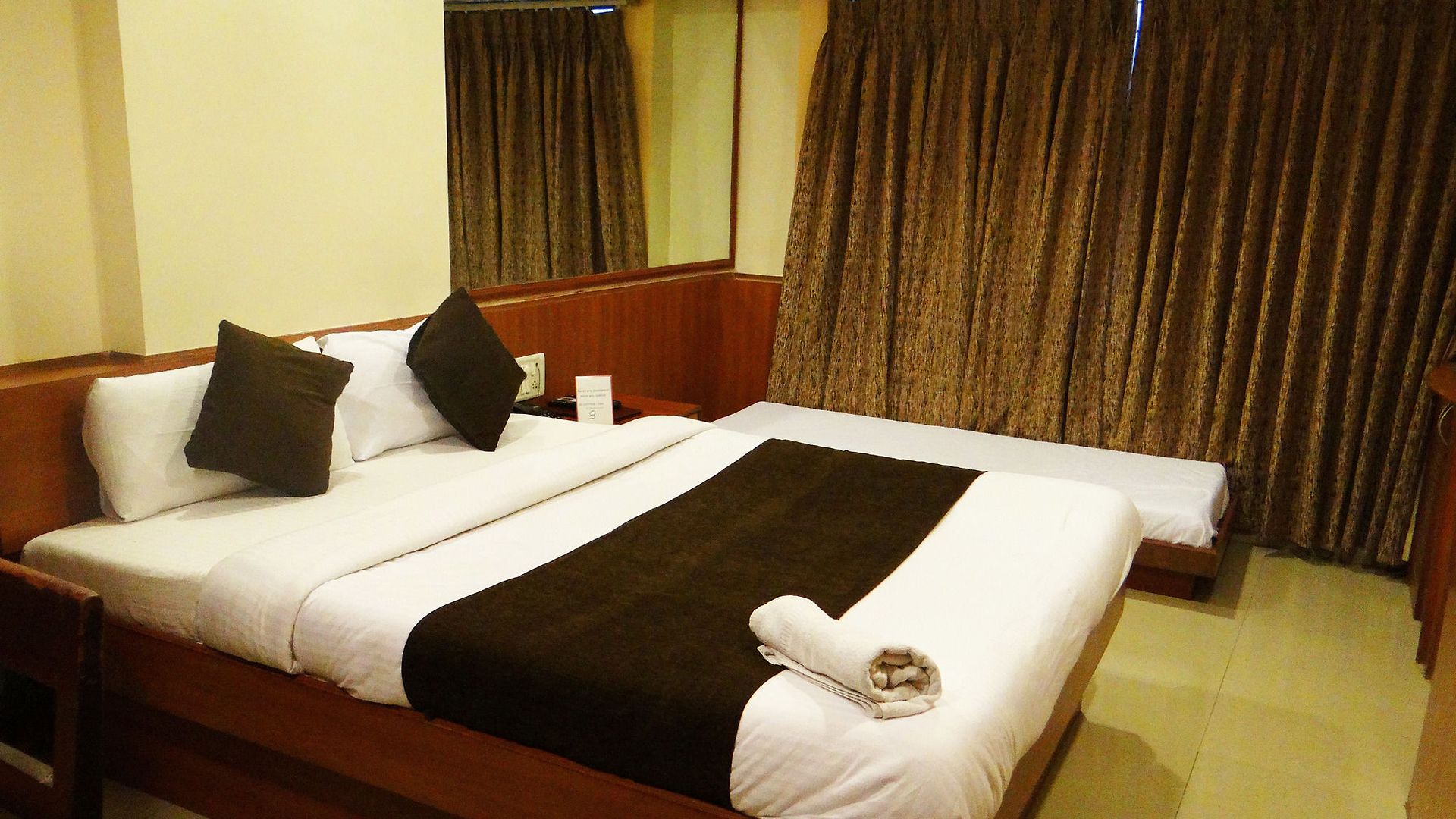 Hotel Lucky Near Nesco