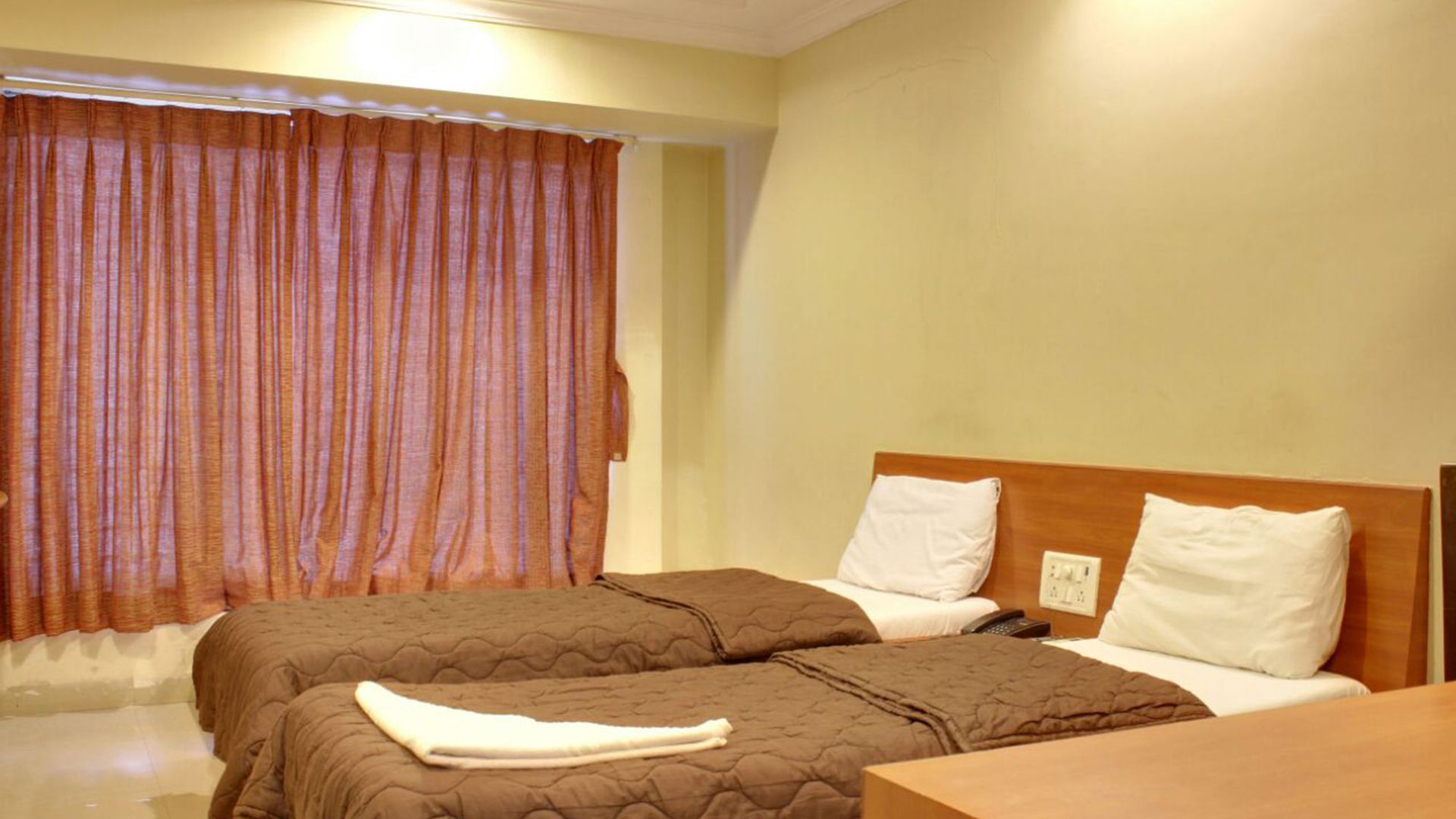 Hotel Lucky Near Nesco Hotel